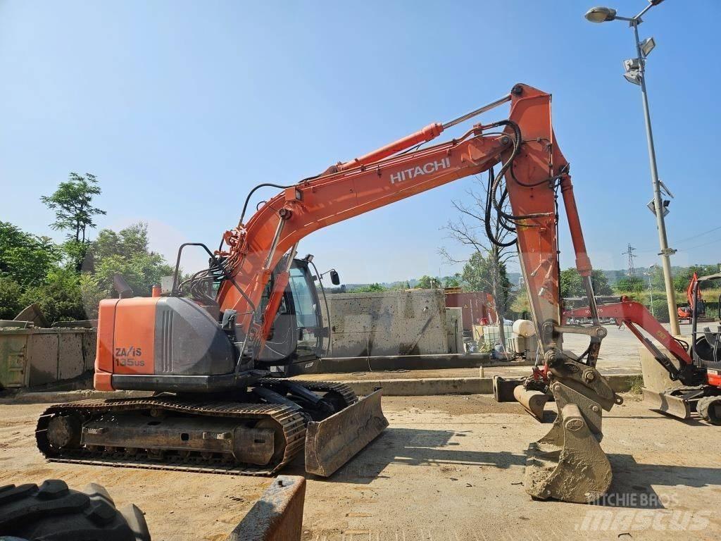 Hitachi ZX 135 US حفارات زحافة