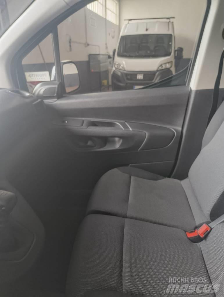 Fiat Doblo شاحنة مقفلة