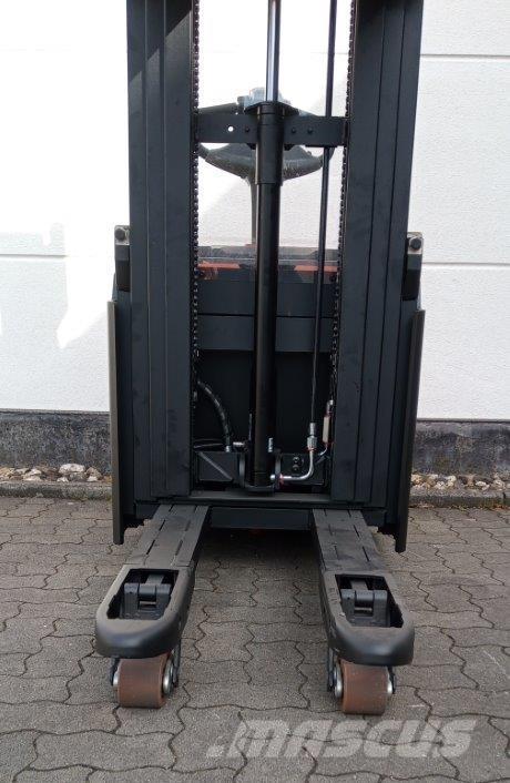 Toyota SWE120L شاحنات مناولة ذاتية الدفع