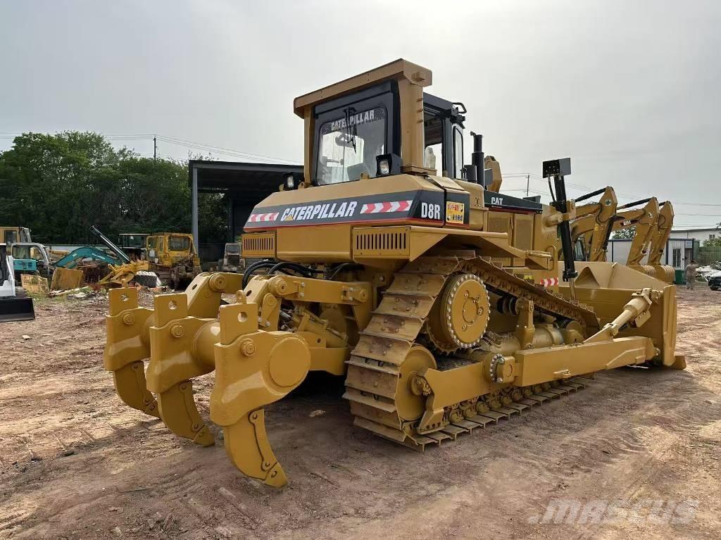 CAT D8R بلدوزرات مجنزرة