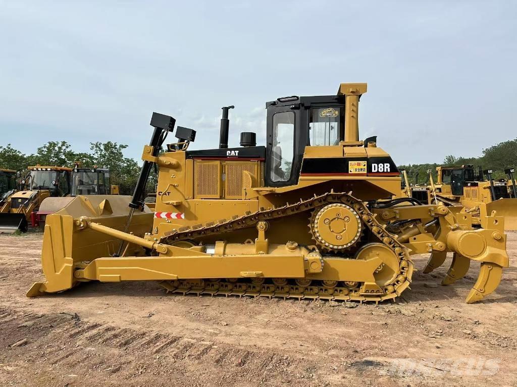 CAT D8R بلدوزرات مجنزرة