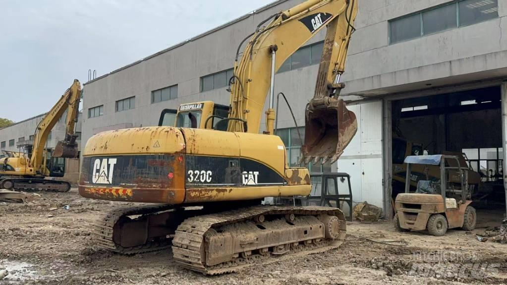 CAT 320 C حفارات زحافة