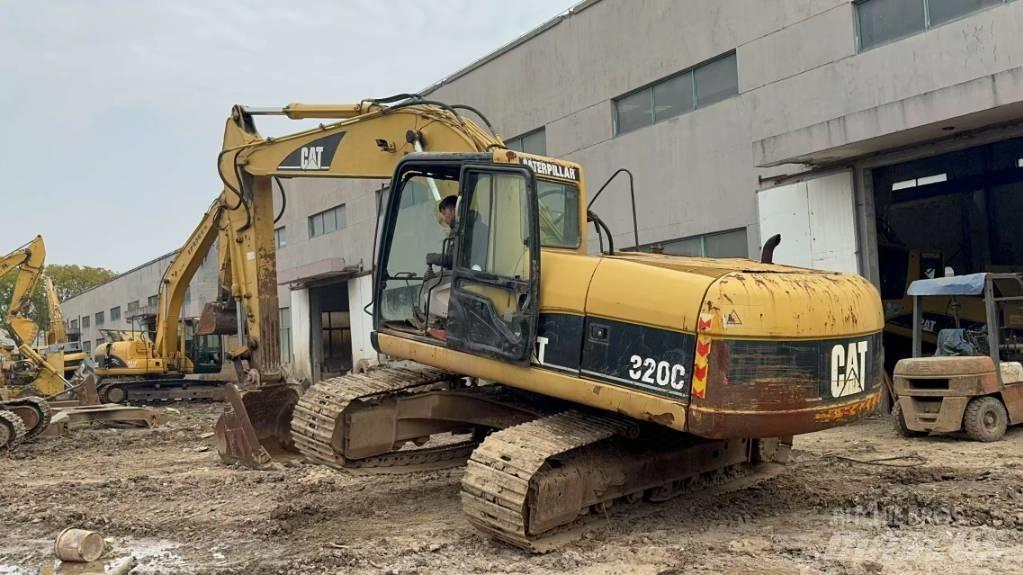 CAT 320 C حفارات زحافة