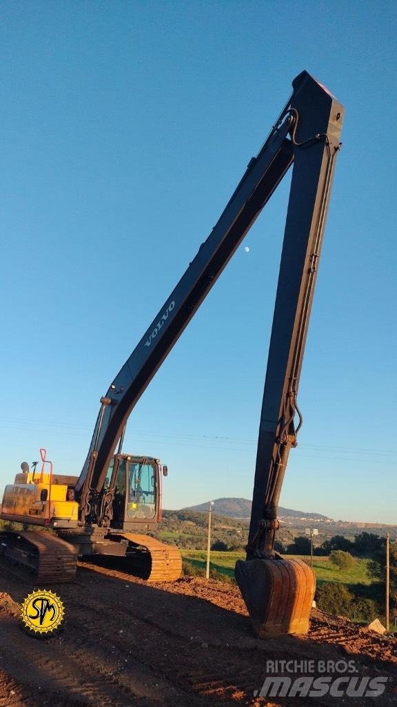Volvo EC 250 D حفارات زحافة