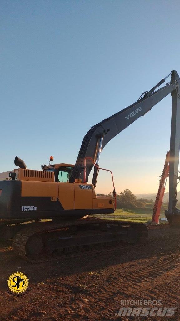 Volvo EC 250 D حفارات زحافة