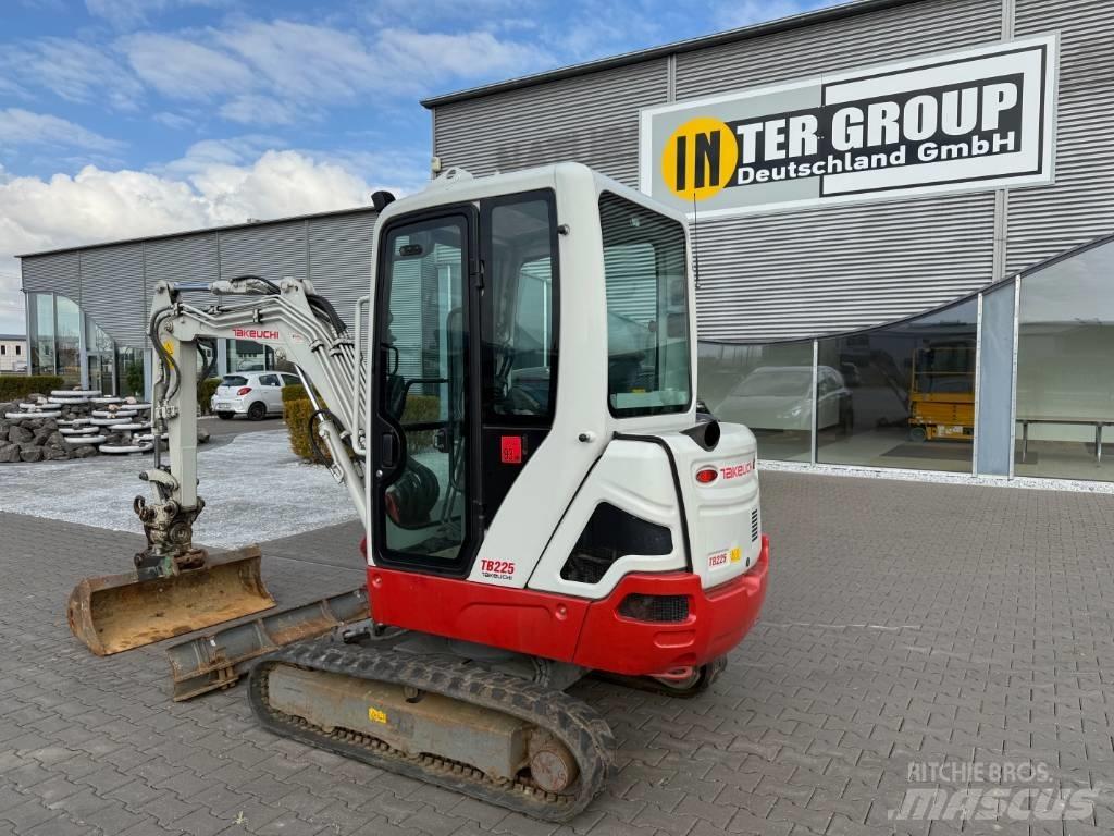 Takeuchi TB 225 V3 حفارات صغيرة أقل من 7 طن (حفارات صغيرة)