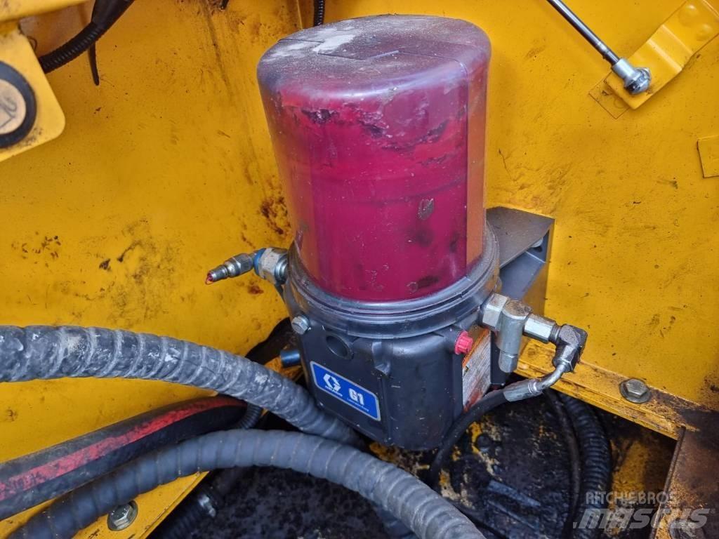 JCB JS 330 NC حفارات زحافة