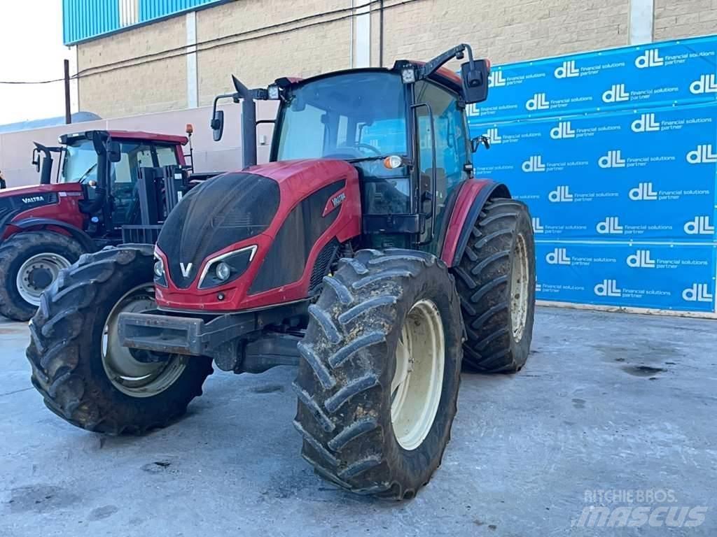 Valtra A134 الجرارات