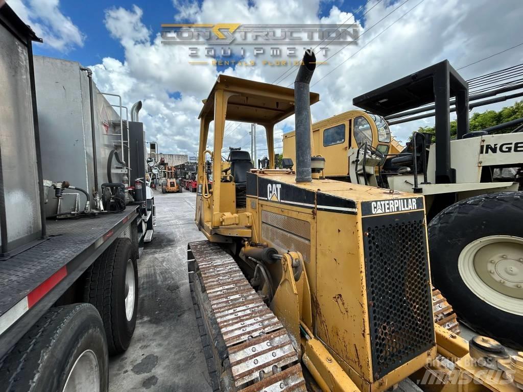 CAT D 3 C III بلدوزرات مجنزرة