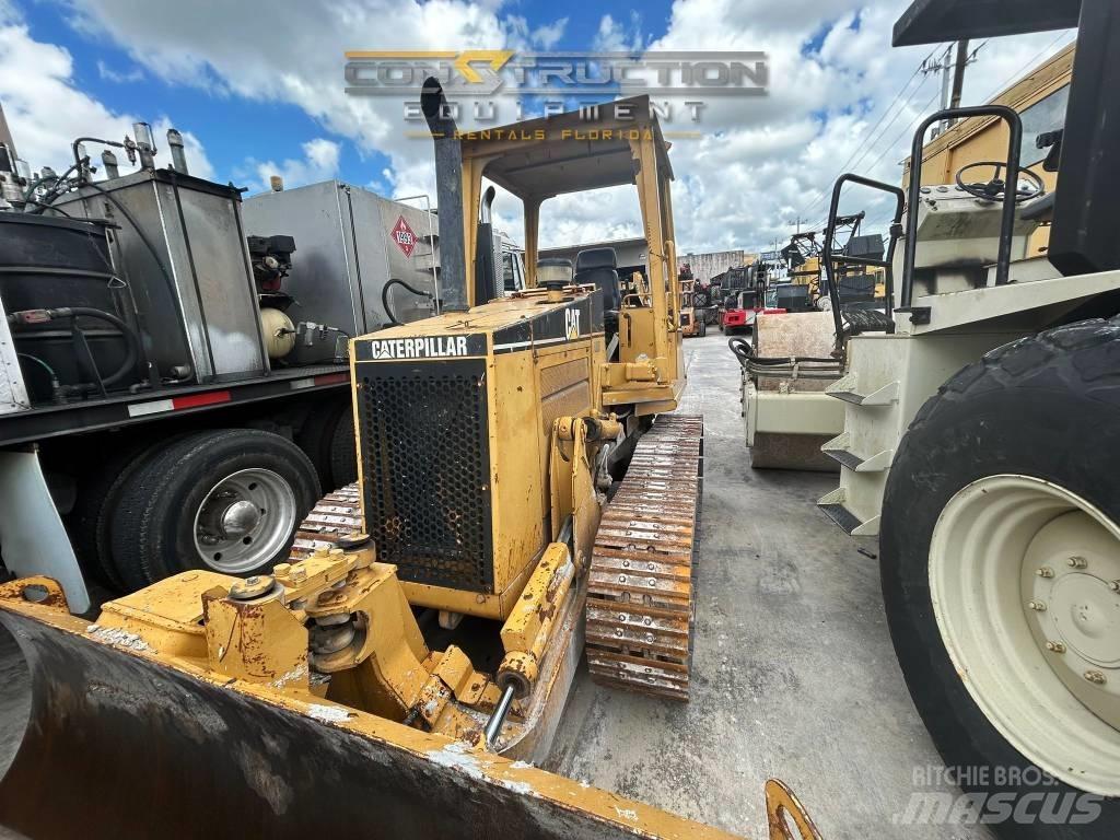 CAT D 3 C III بلدوزرات مجنزرة