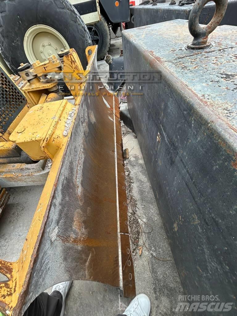 CAT D 3 C III بلدوزرات مجنزرة