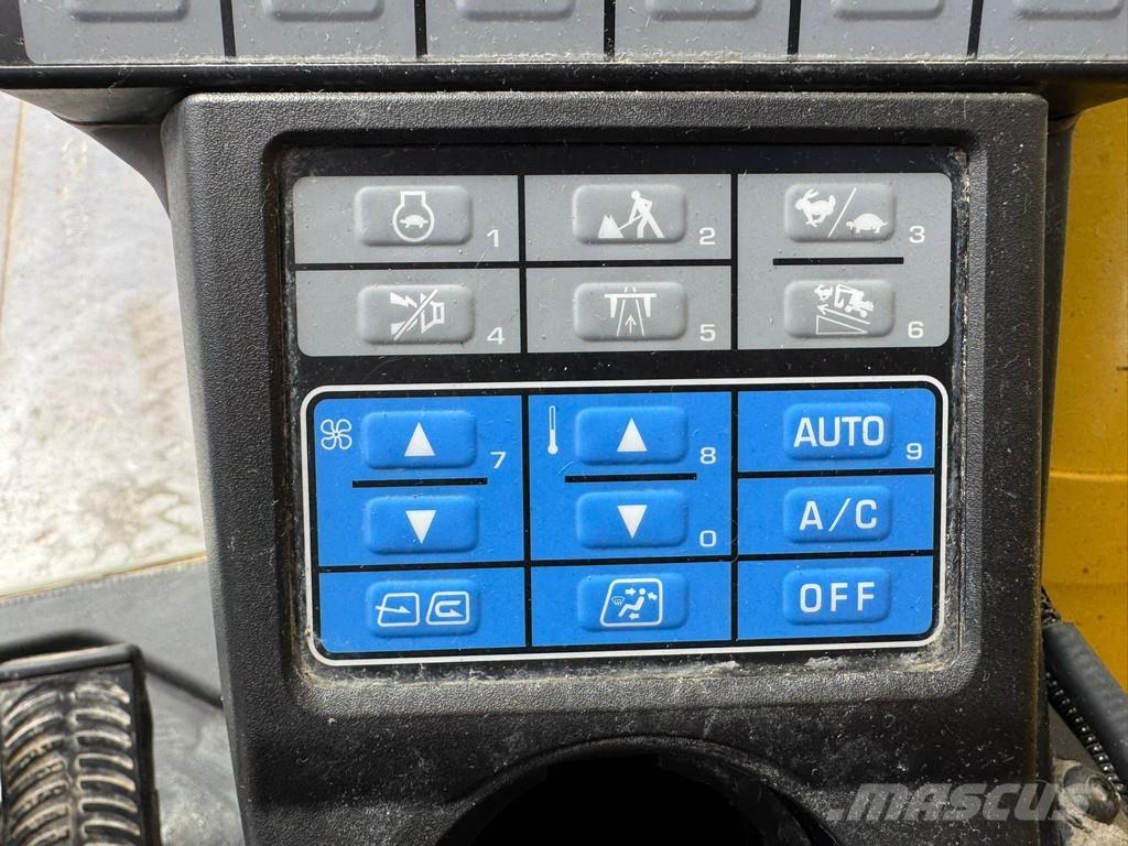 Komatsu PW180-11 حفارات بعجل