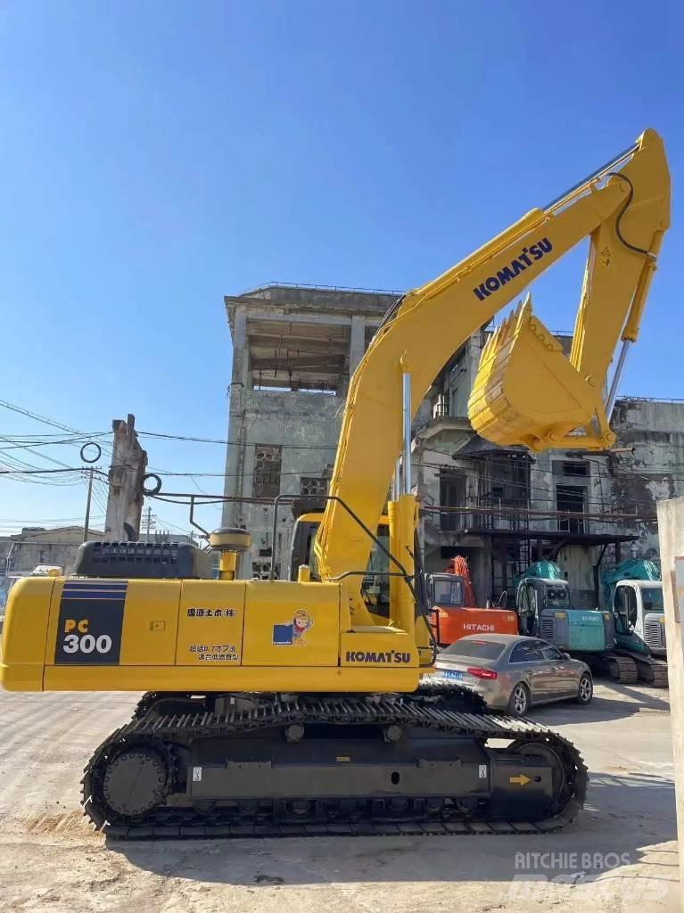 Komatsu PC 300 LC-7 حفارات زحافة