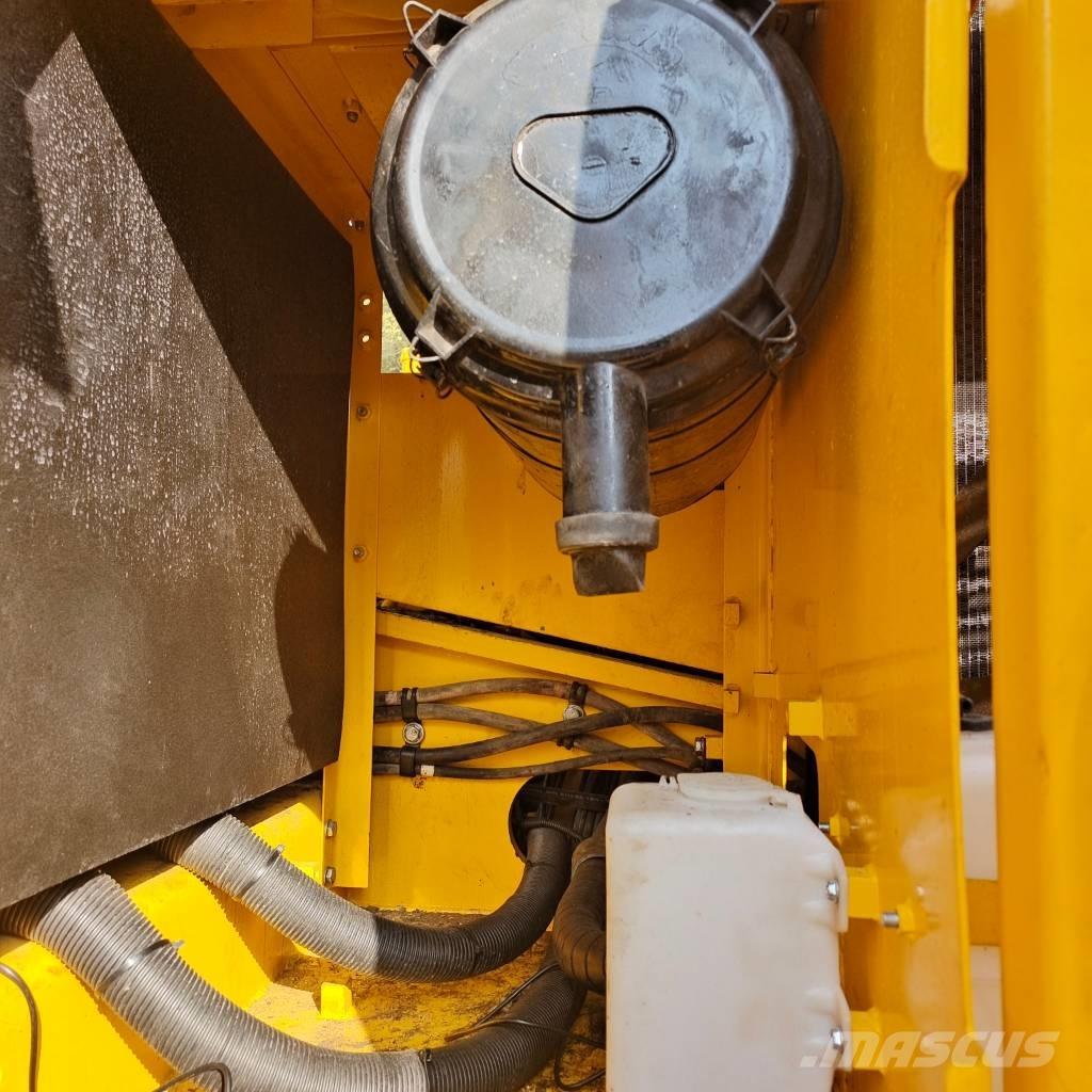 Komatsu PC 200-8 حفارات زحافة