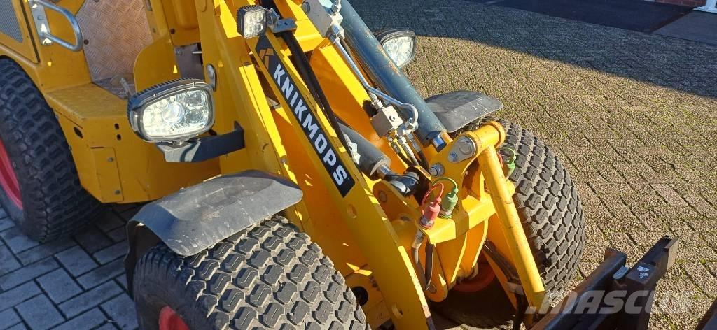 Knikmops KM 130 لوادر صغيرة