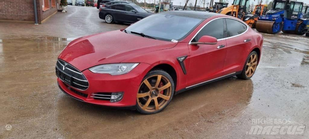 Tesla Model S P85D سيارات