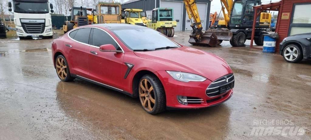 Tesla Model S P85D سيارات
