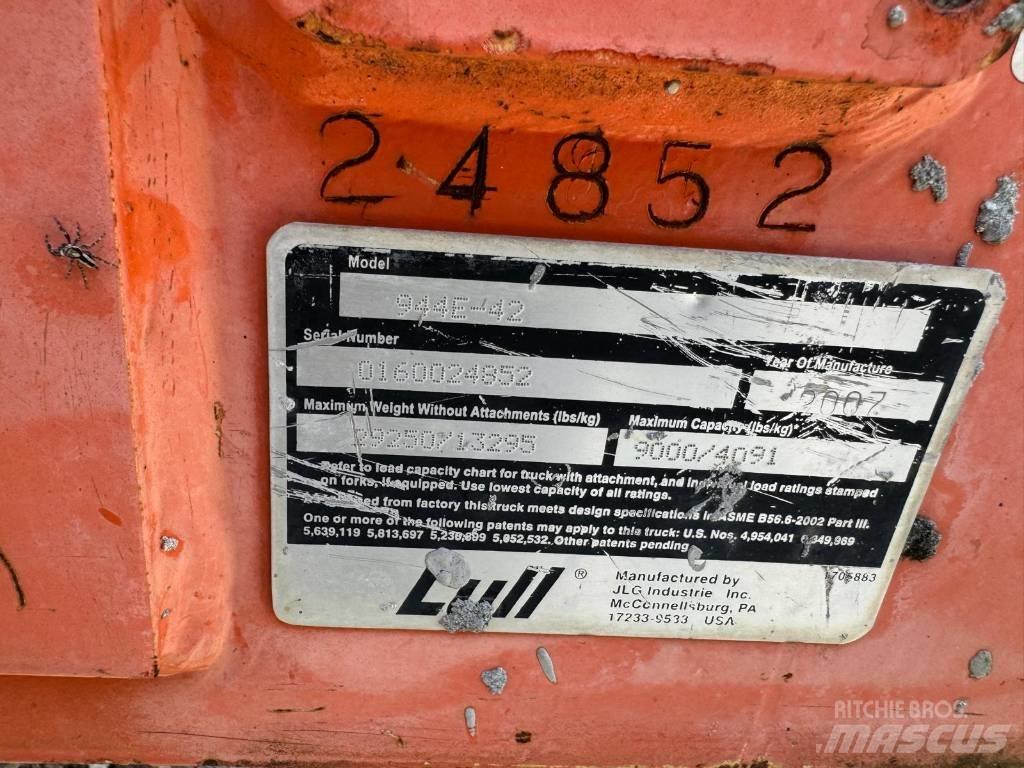 JLG 944 E-42 مناولات متداخلة