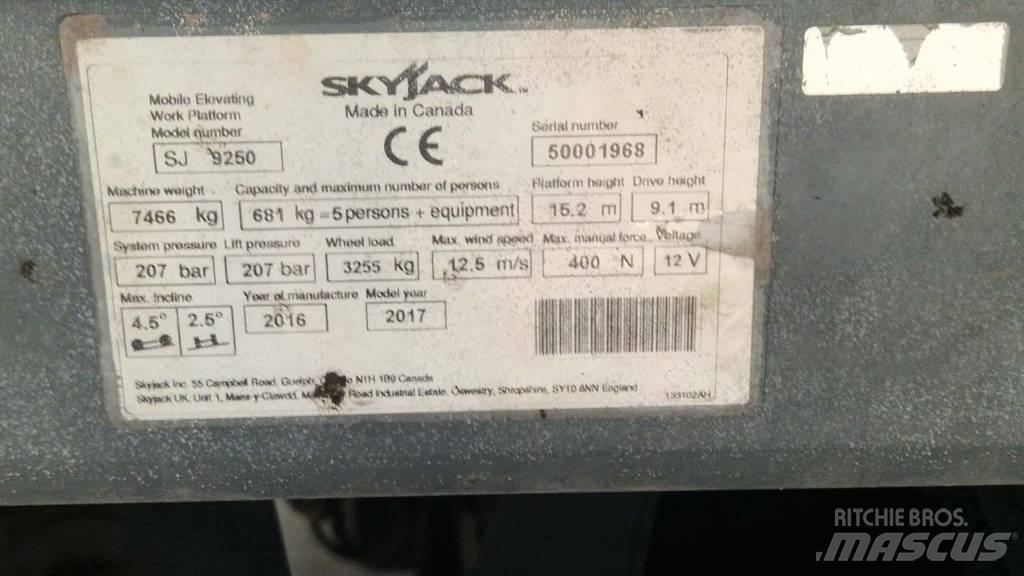 SkyJack SJ 9250 RT رافعات مقصية الشكل
