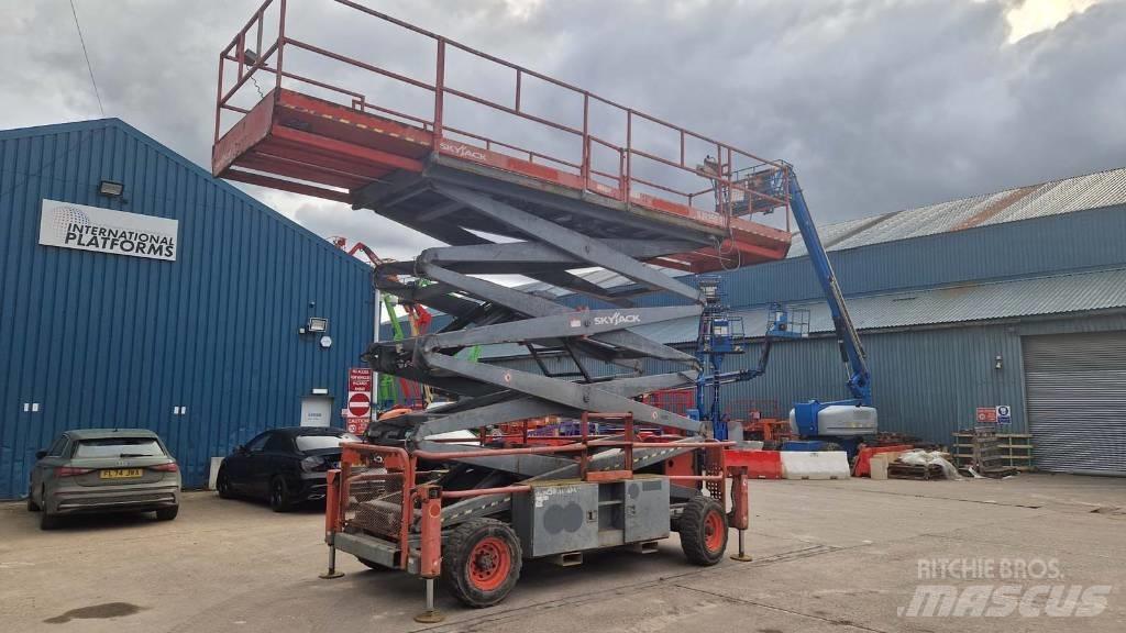 SkyJack SJ 9250 RT رافعات مقصية الشكل