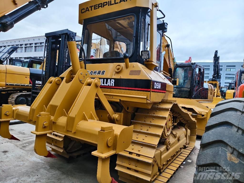 CAT D 5 M بلدوزرات مجنزرة