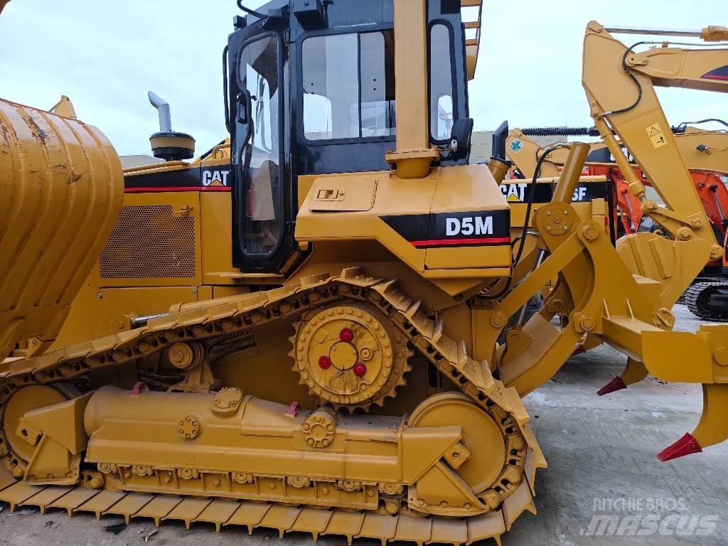 CAT D 5 M بلدوزرات مجنزرة