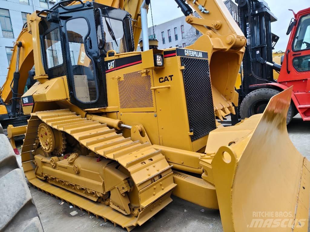 CAT D 5 M بلدوزرات مجنزرة