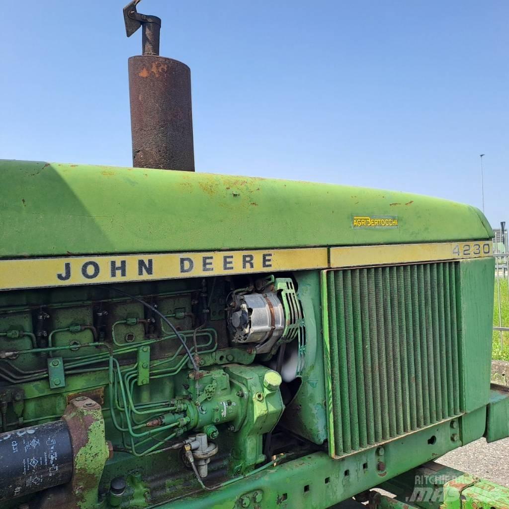 John Deere 4230 الجرارات
