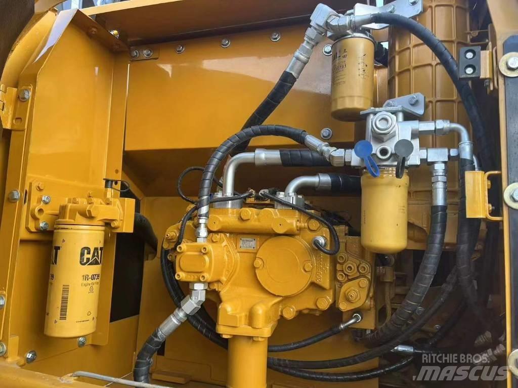 CAT 320 حفارات زحافة