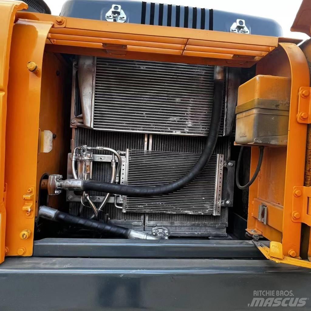 Hyundai R220-9S حفارات زحافة