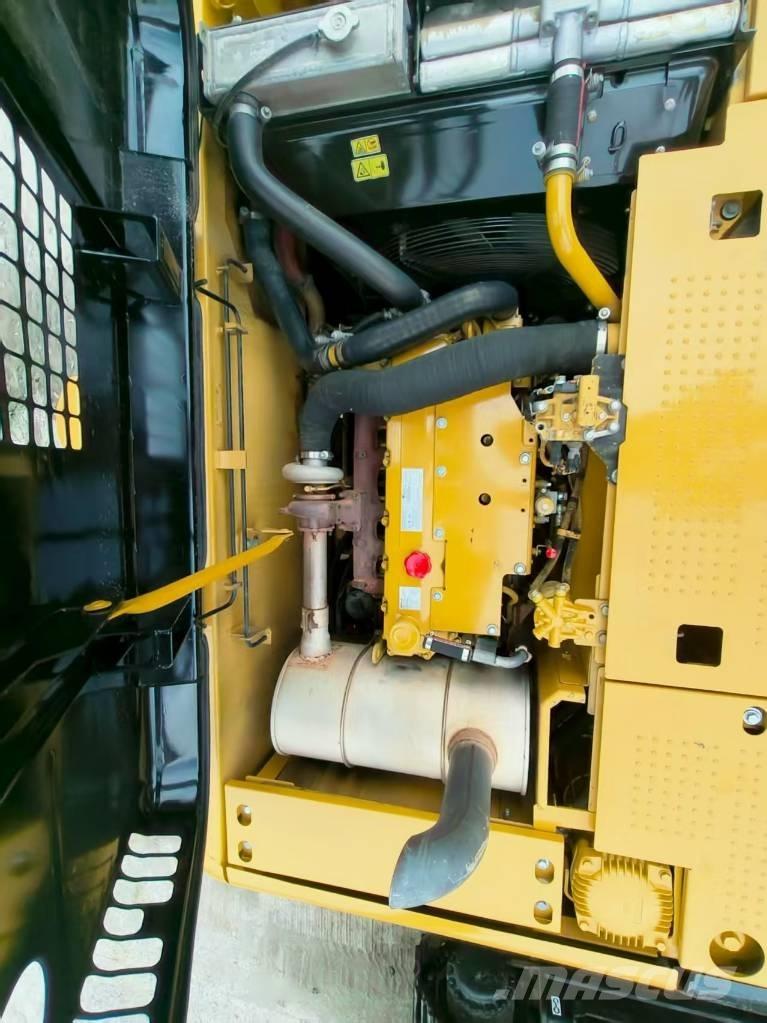 CAT 320 D حفارات زحافة