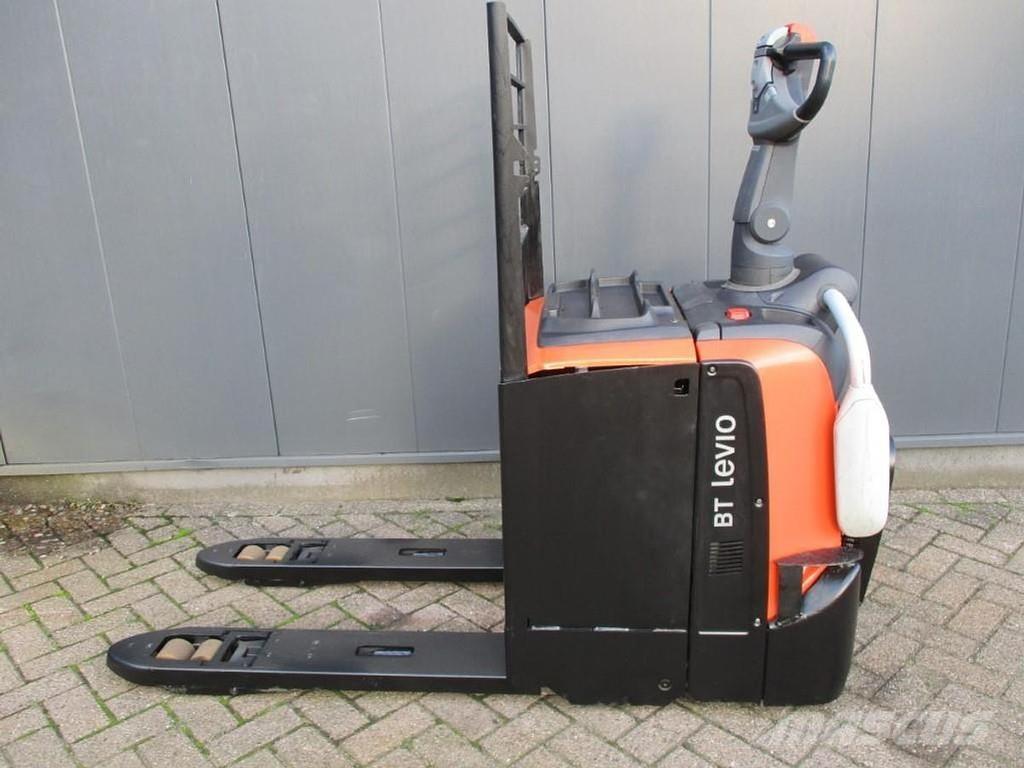 Toyota LPE250 رافعة منخفضة المستوى ذات منصة