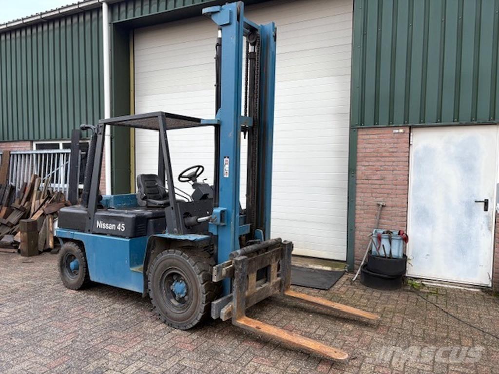 Nissan fd50 شاحنات الديزل