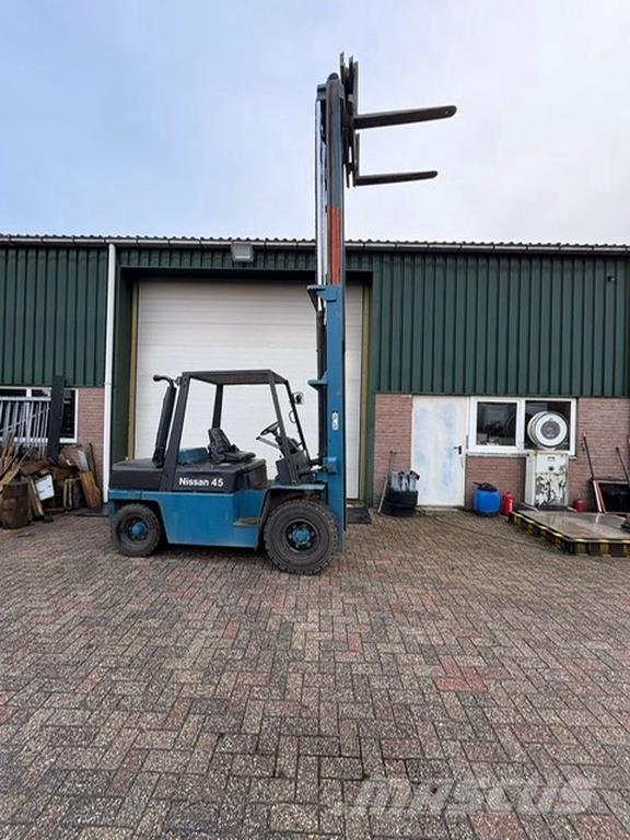 Nissan fd50 شاحنات الديزل