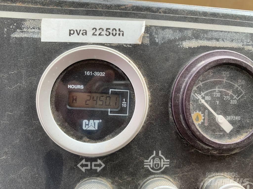 CAT PS 300 B مداحل ذات إطارات هوائية