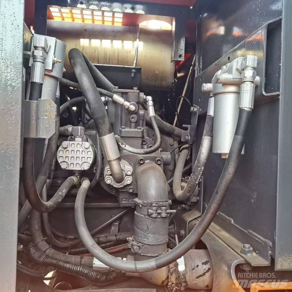 Hitachi EX 100 W D حفارات بعجل