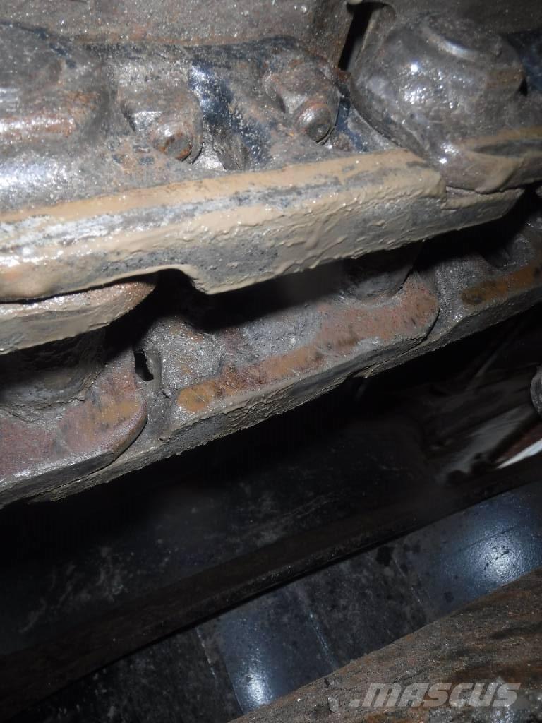 Hitachi ZX 135 US-6 حفارات زحافة