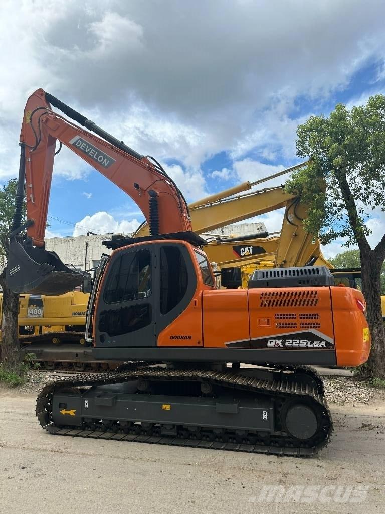 Develon DX 225 LCA حفارات وسط 7 طن - 12 طن