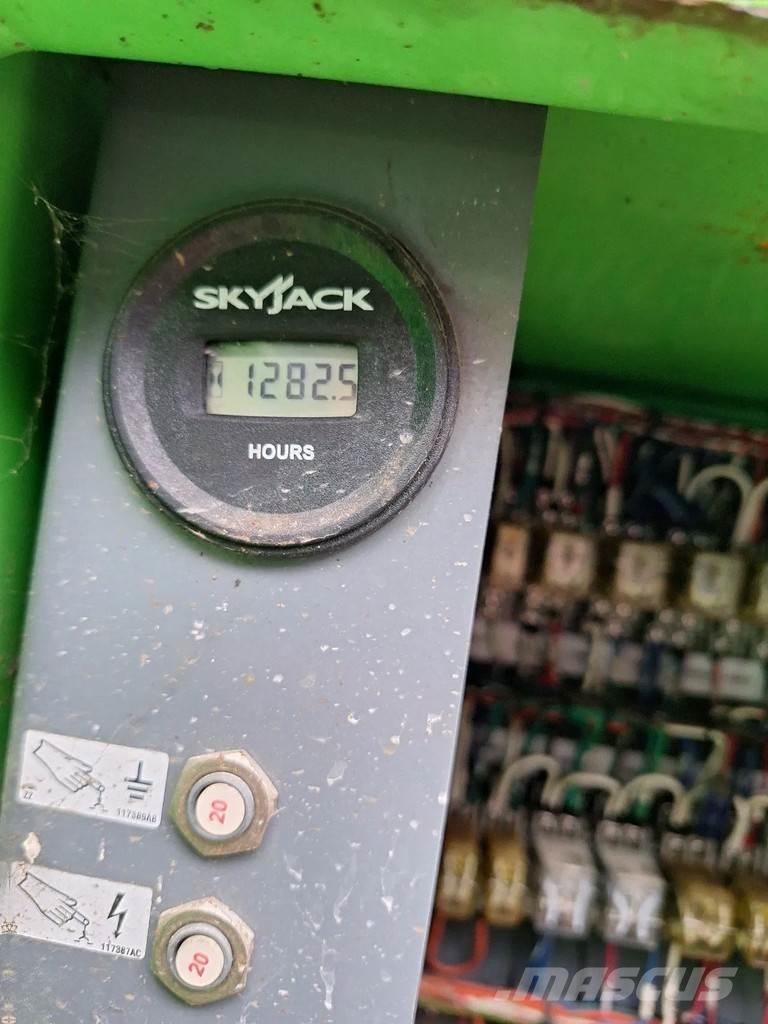 SkyJack SJ-8831 رافعات مقصية الشكل