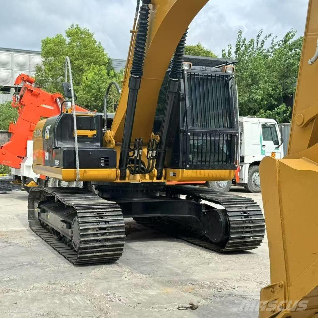 CAT 320 D حفارات زحافة