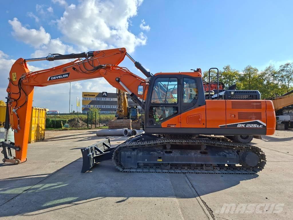 Develon DX 225 LC-7 حفارات زحافة