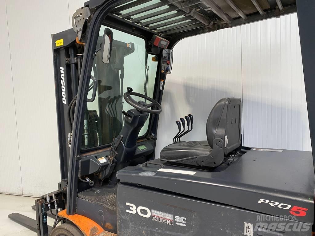 Doosan B30X-5 شاحنات ذات رافعات شوكية تعمل بالكهرباء