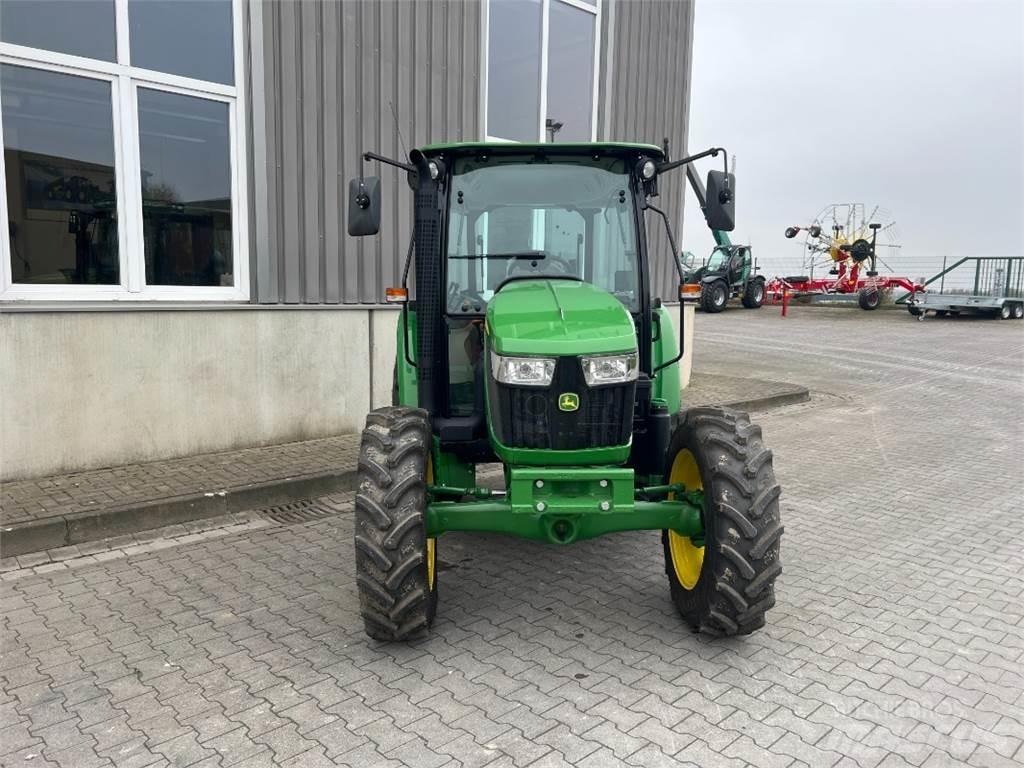 John Deere 5058 E الجرارات