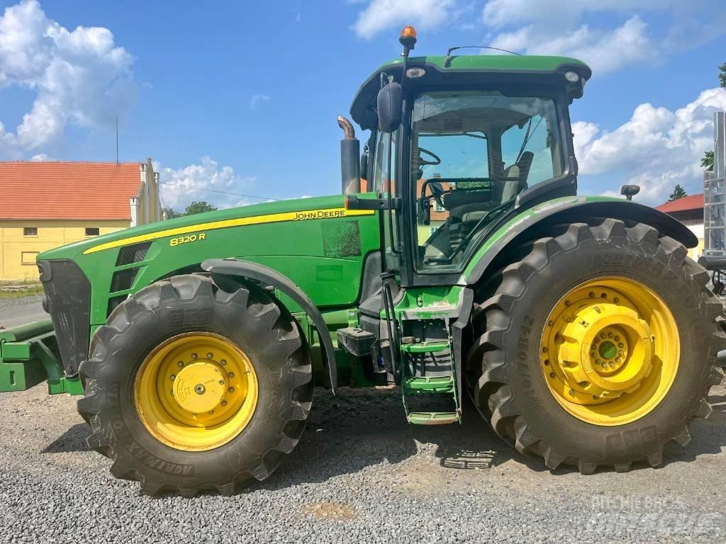 John Deere 8320 R الجرارات