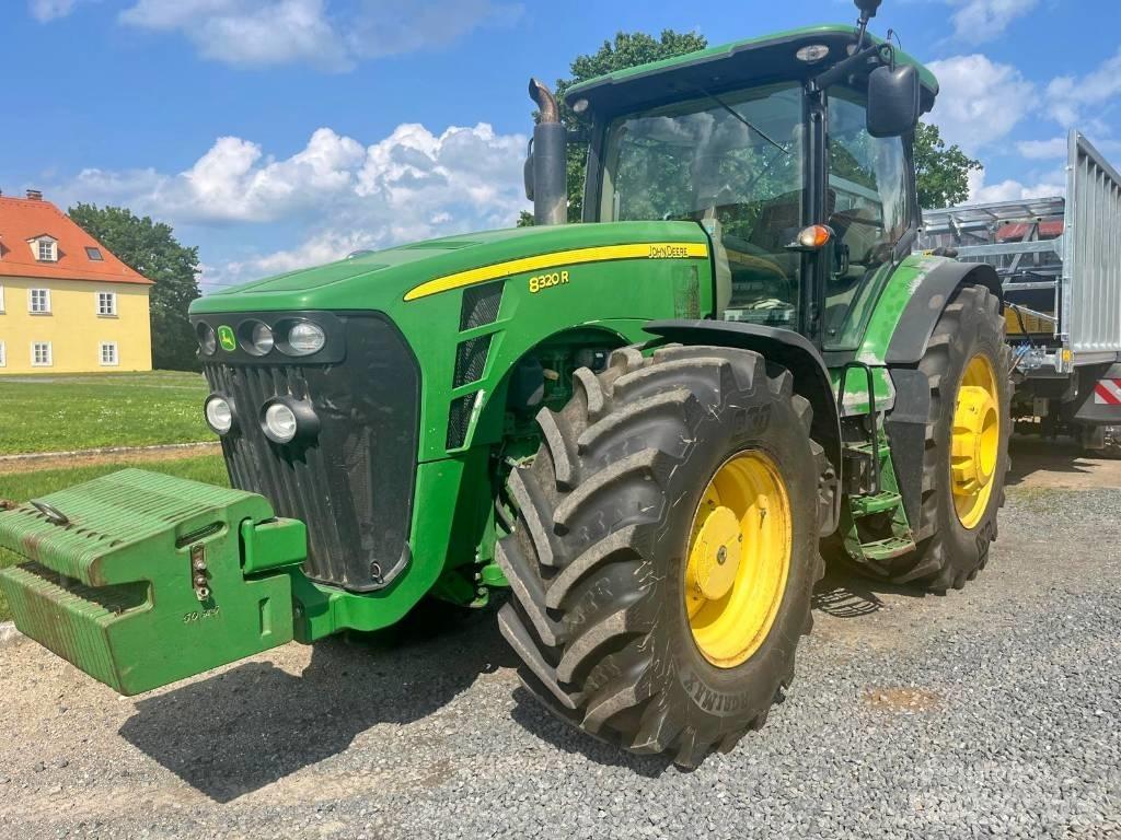 John Deere 8320 R الجرارات
