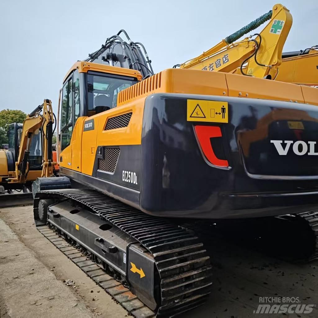 Volvo EC 250 D L حفارات زحافة
