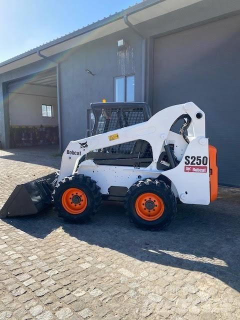 Bobcat S 250 لوادر انزلاقية التوجيه