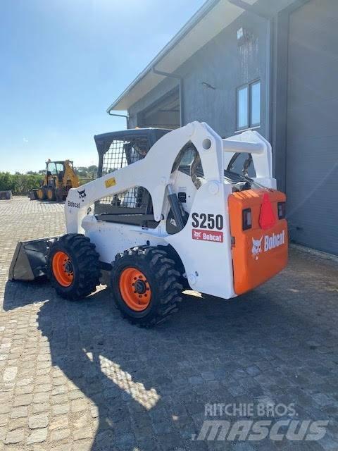 Bobcat S 250 لوادر انزلاقية التوجيه