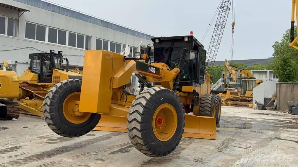 CAT 140 K معدات تمهيد الطرق
