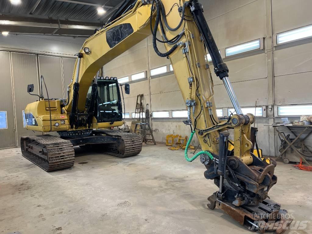 CAT 323 D L حفارات زحافة